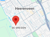 Kleurrijke verfspatten versieren een sierlijk houten raamkozijn.